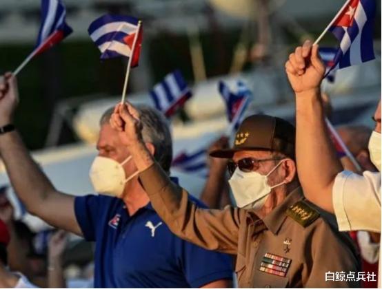 美国|“美国滚出去！”又一国民众爆发，抗议者手持国旗游行示威