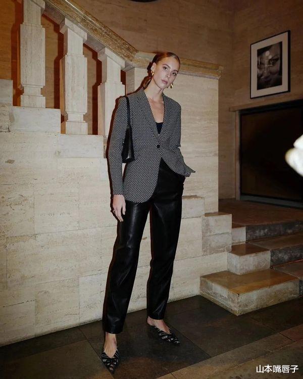 卡戴珊|卡戴珊海边度假，针织背心差点穿不下好身材，花20万下榻太奢侈