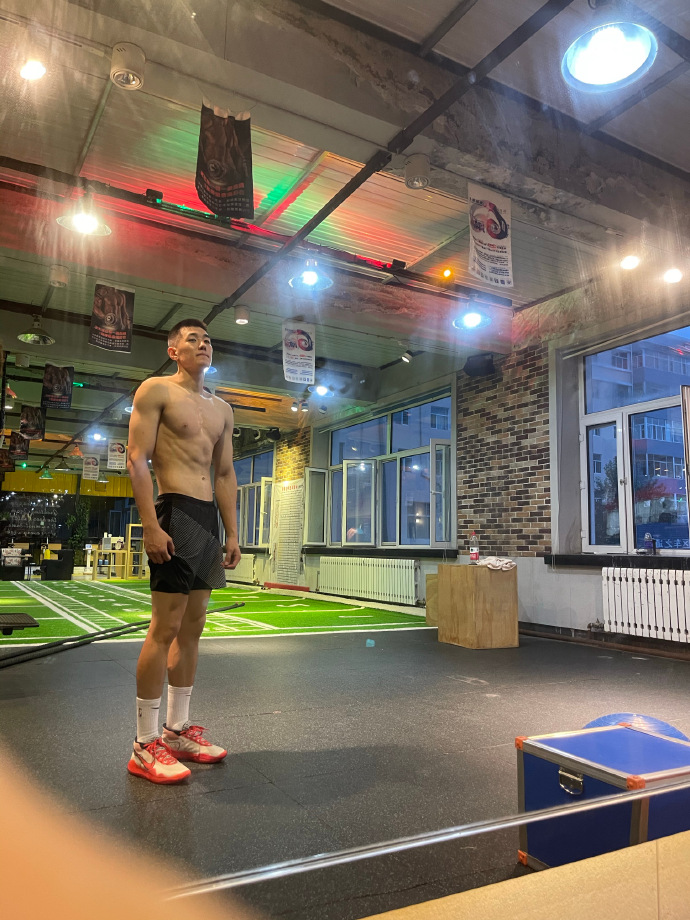 健身圈一哥|33岁的肌肉小狼狗，185cm篮球运动员，满身精肌痞帅味十足！