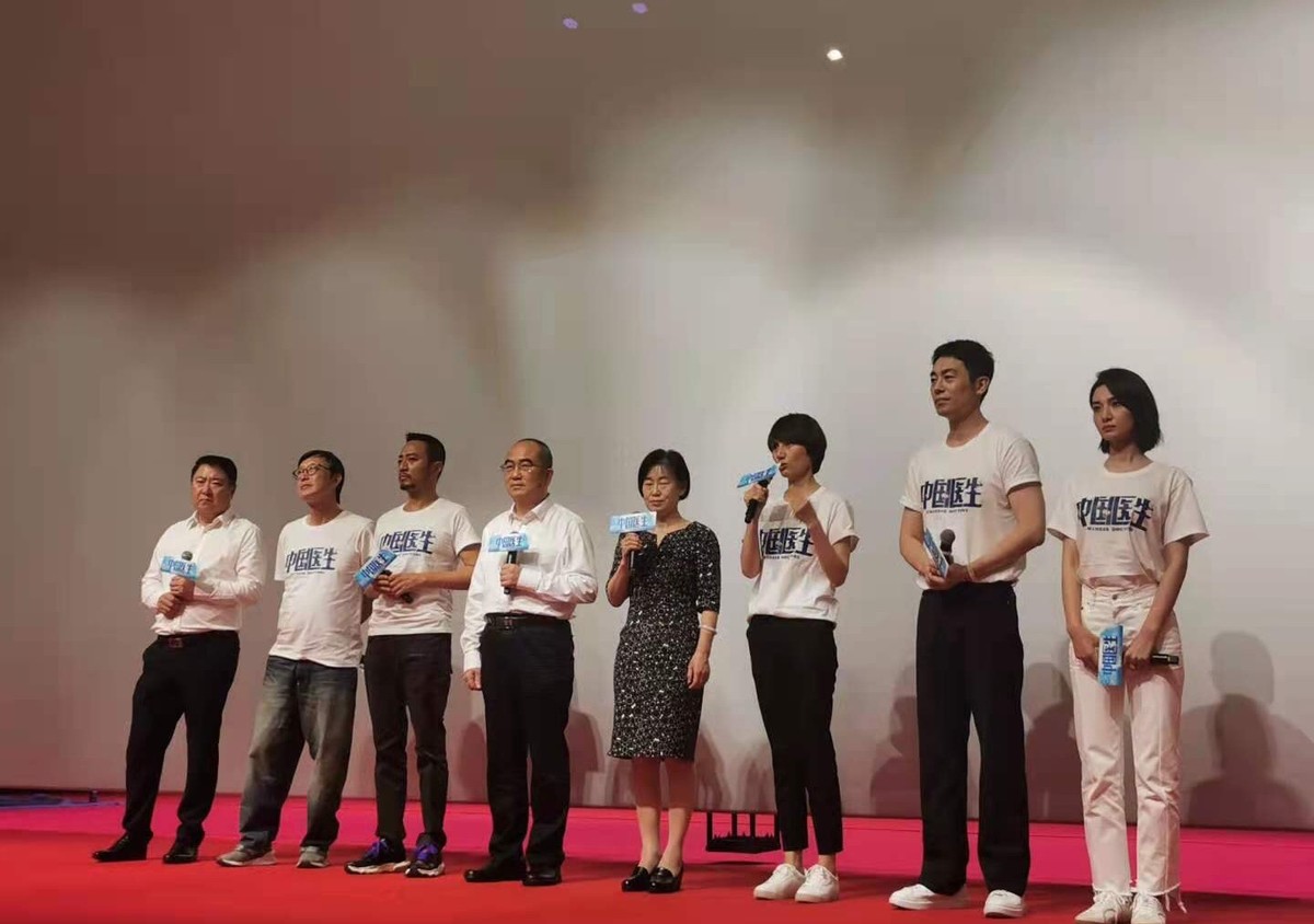 时尚风行派|《中国医生》首场放映!明星齐聚素颜亮相,袁泉医生造型更大变样