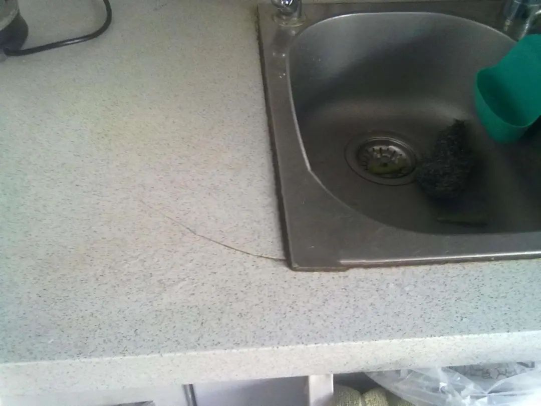 我家厨房灶台用大理石真是坑啊，没用多久台面就开裂了，真糟心！