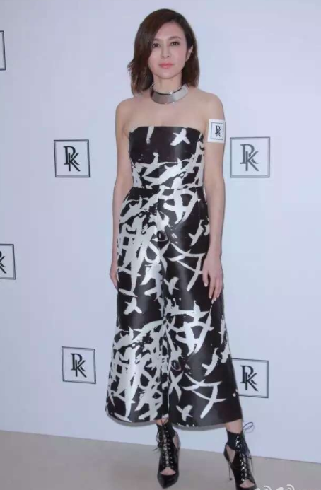 何有强|关之琳虽是“大妈的年纪”，打扮很新潮，大衣配印花套装潇洒干练