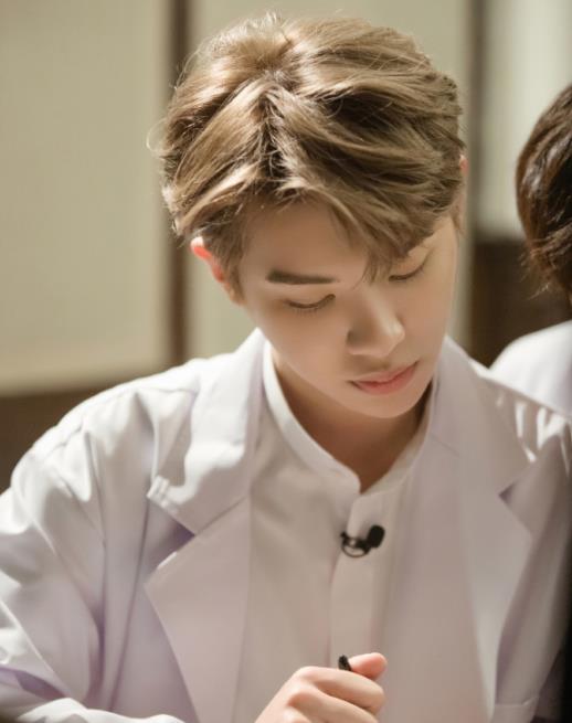 |黄明昊密逃后，开启全新综艺录制，终于到小贾擅长的领域了！