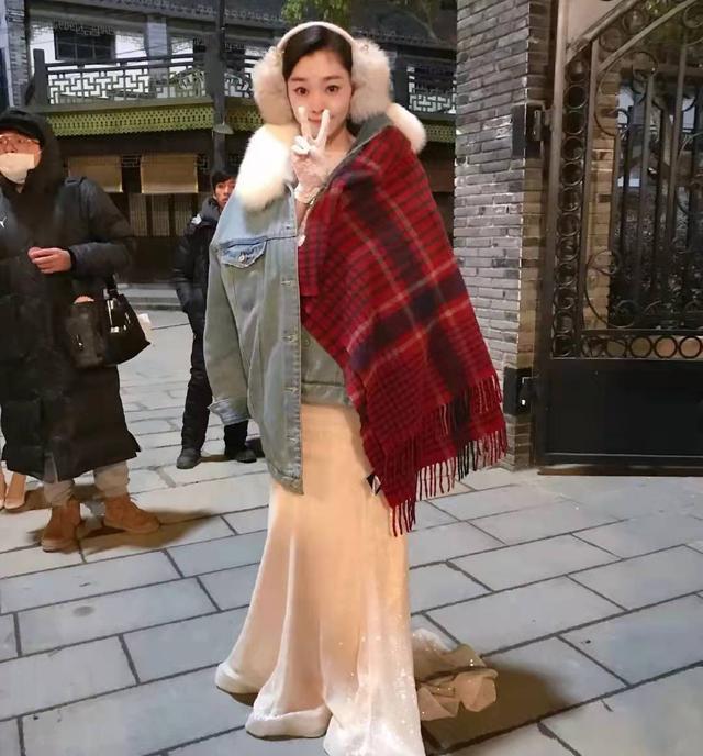 宋轶|宋轶片场工作照火了，大冬天穿低领长裙拍戏，身形太美引起热议