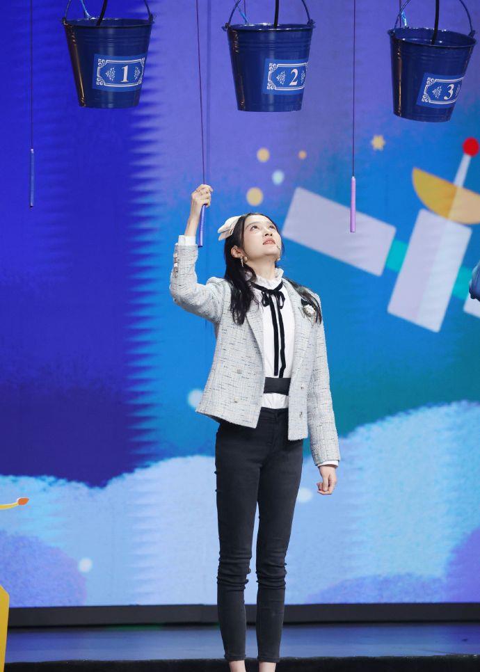 关晓彤|关晓彤给沈腾写评价，意外暴露真实字体，确定是23岁的人写的？