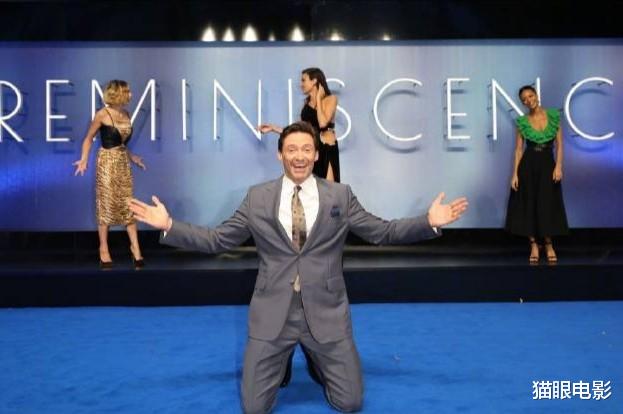 金刚狼|52岁休杰克曼新片首映，穿西装跪在3个美女面前，金刚狼好霸气