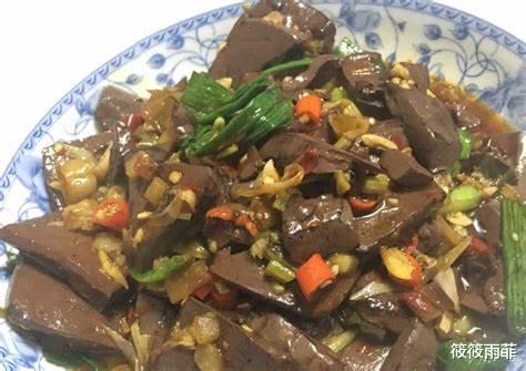 筱筱雨菲|以前的猪血一夹就碎,现在的猪血不易碎而且口感很嫩,真的能吃吗?