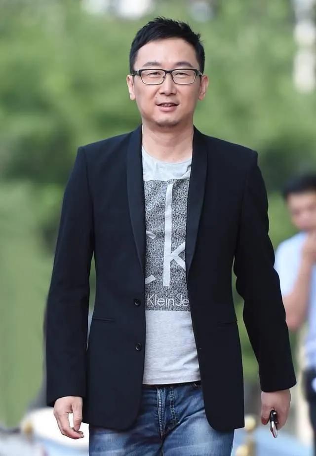 胡蝶|“央视主持”胡蝶，与大12岁名导闪婚，7年生一对儿女