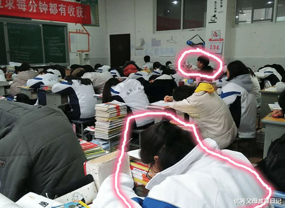 中国农业科学院|职业高中课堂一角，学生上课“睡倒一片”，老师独自讲课让人心疼