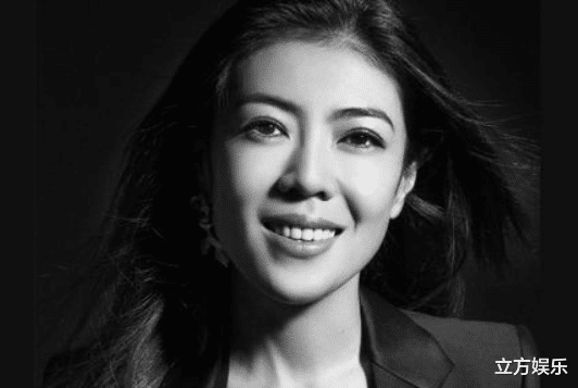 赵露思|赵露思边化妆边吃草莓，直言不吃白色部分，助理全程给她接垃圾！