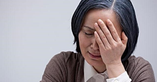 女孩 3个儿子都打光棍，老母亲含泪哭诉：我到底做错了什么？