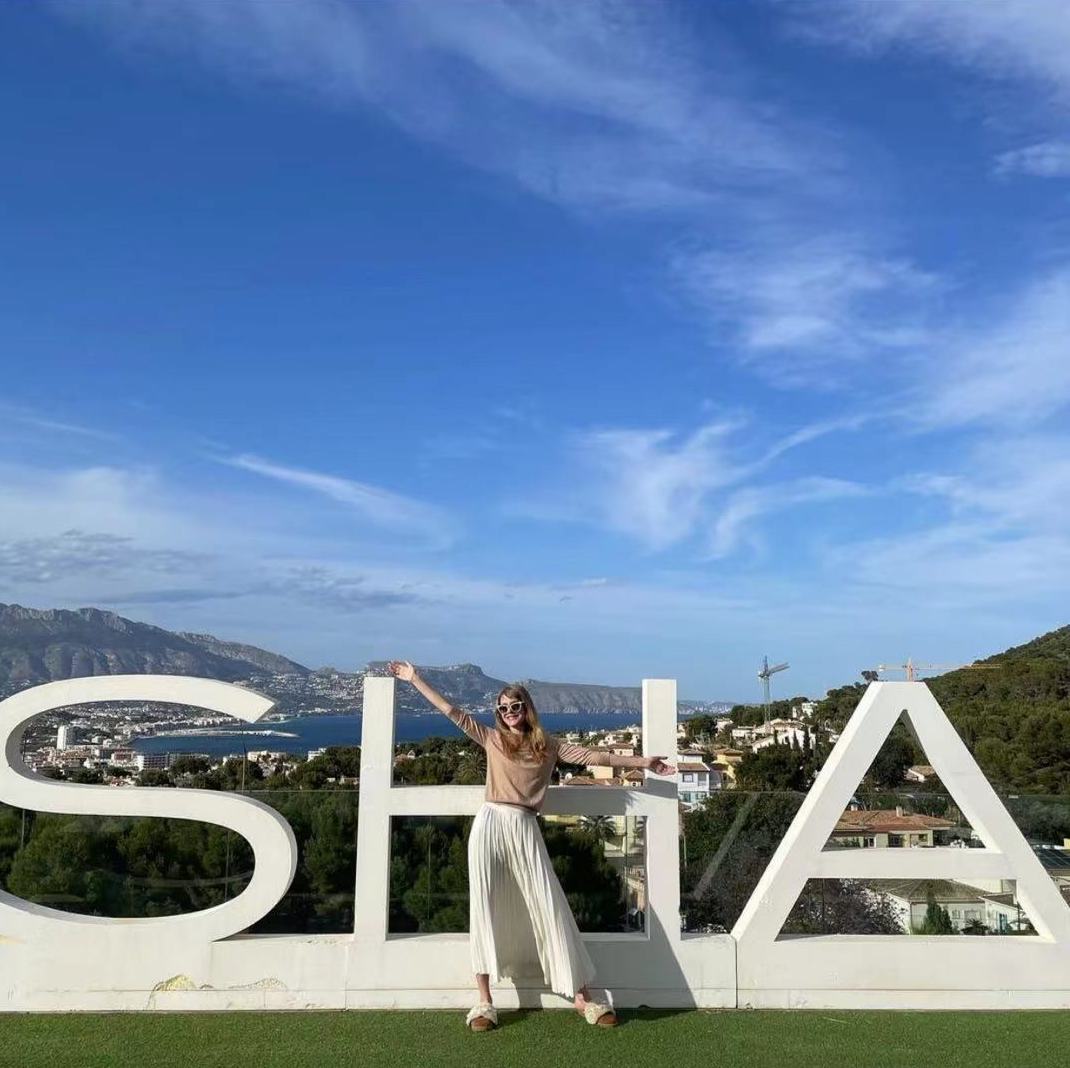 lv|LV太子妃换齐刘海颜值暴跌！80年代造型好土，15岁女儿果汁脸巨纯