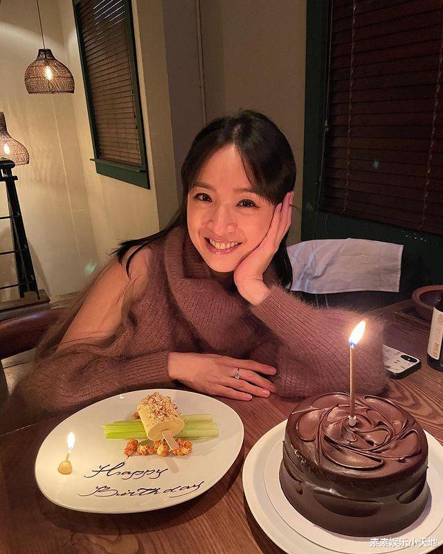 林依晨|林依晨出新书分享产后生活，无法追剧要熬夜哄女儿睡觉