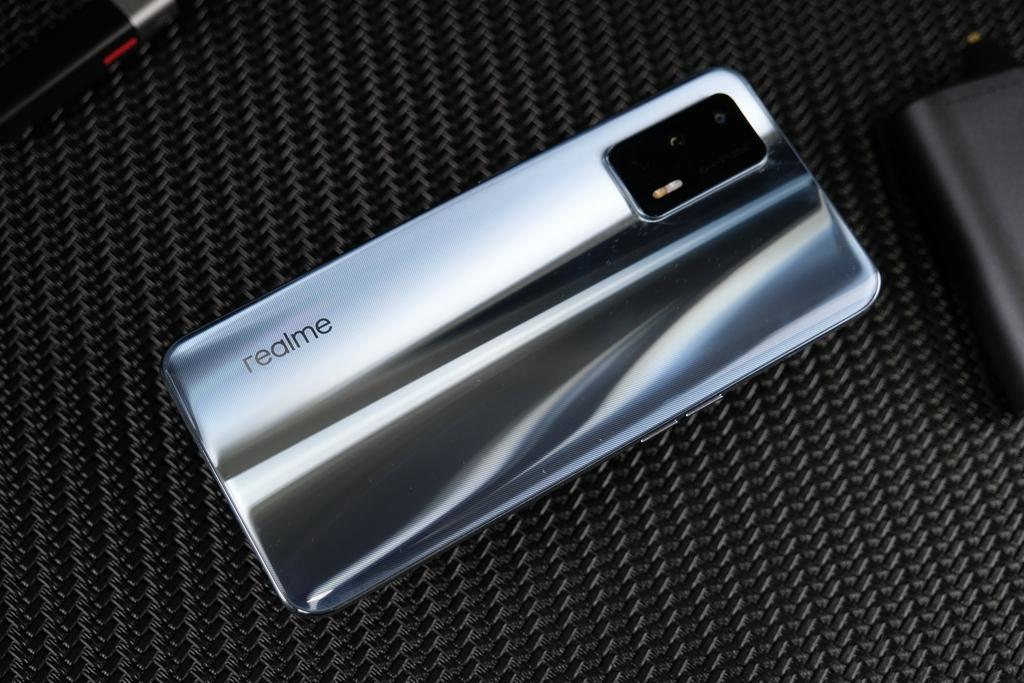 realme|?骁龙888芯片，价格下探到2K？realme真我GT新年钜惠了解一下