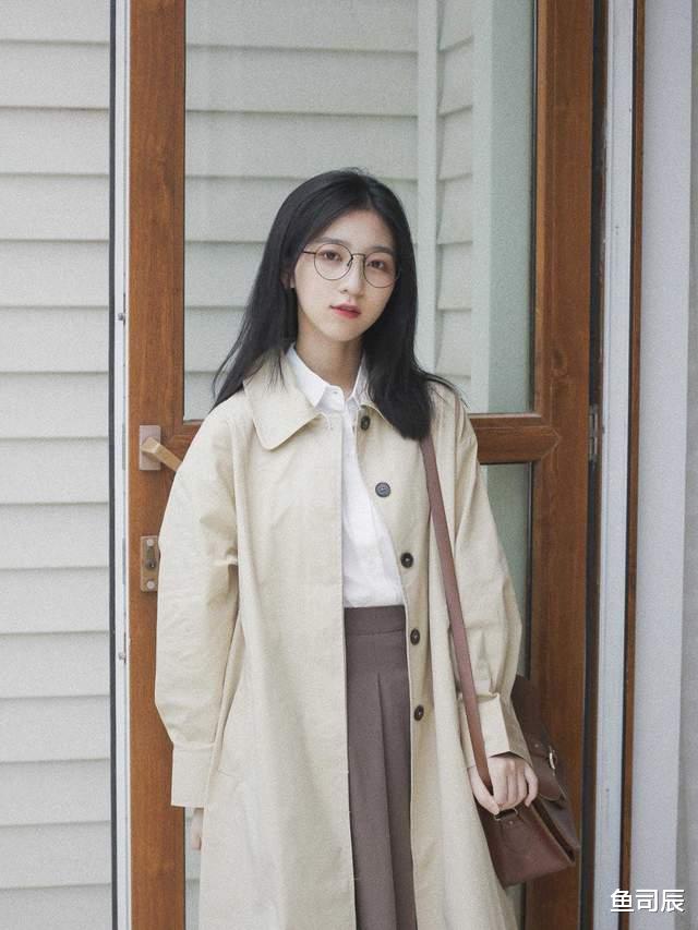 鱼司辰 秋冬流行的米色款式大衣,搭配上半身裙或阔腿裤,优雅又大方