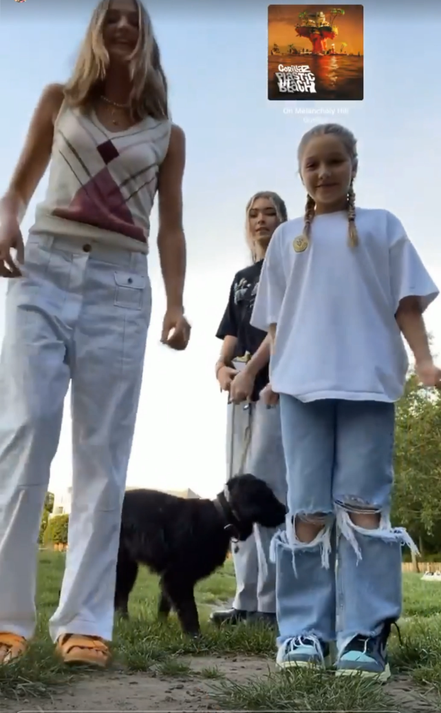 哈珀·贝克汉姆|贝克汉姆女儿发育失控？不满10岁小七开心跳舞，身材显早熟