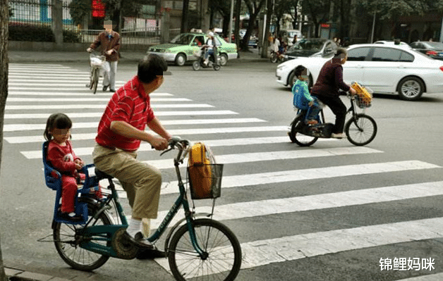 锦鲤妈咪|骑自行车接娃很丢脸？幼儿园门口的“鄙视链”，有必要存在吗？