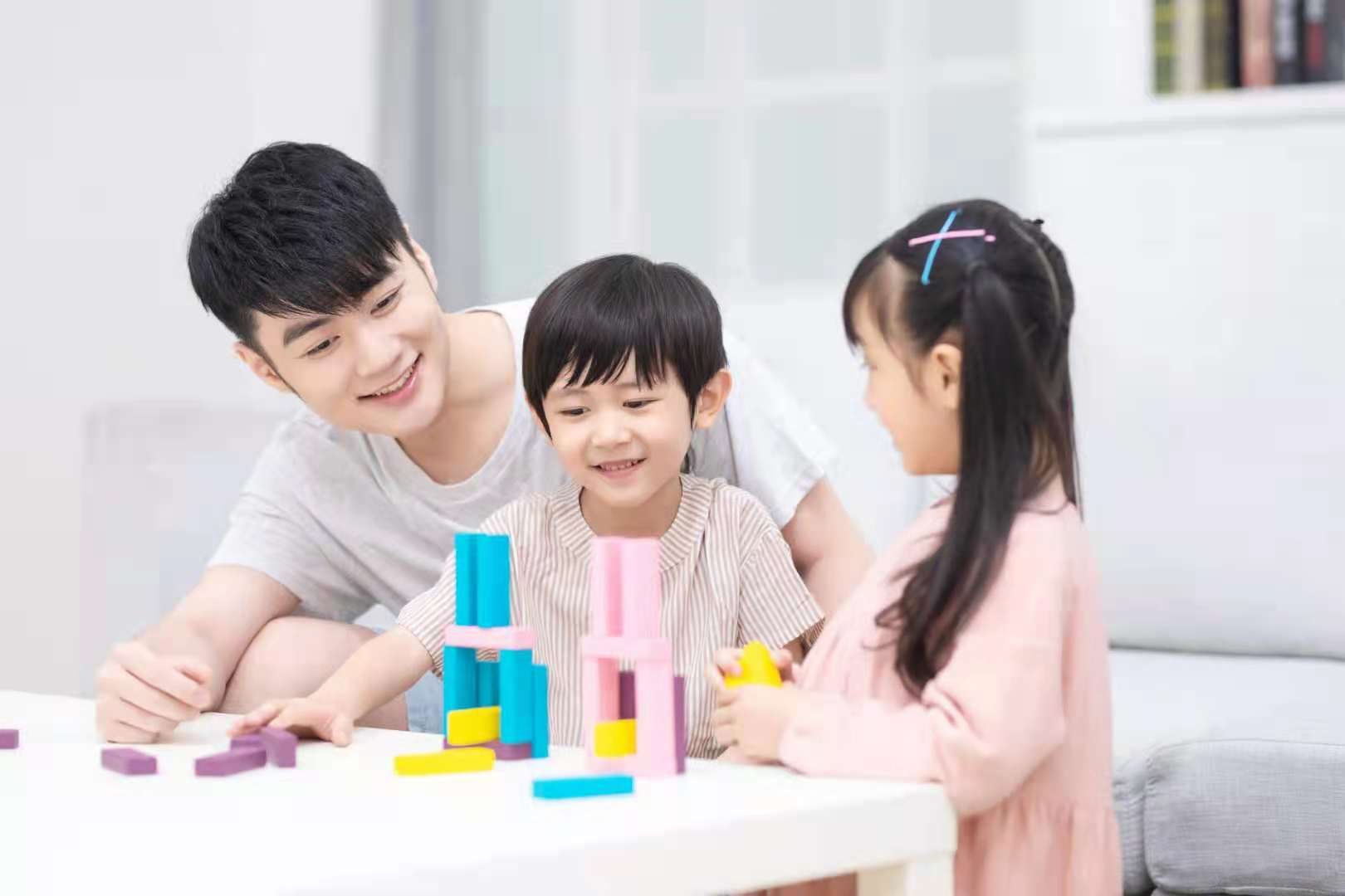 芝说育儿|家里来客人，孩子表现的‘’人来疯‘’怎么办