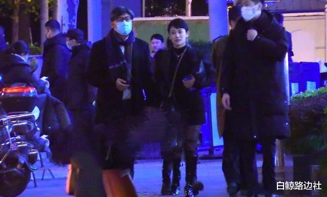 王岳伦|王岳伦官宣离婚后首现身！独自为女儿挑画架，满头灰发凌乱显沧桑