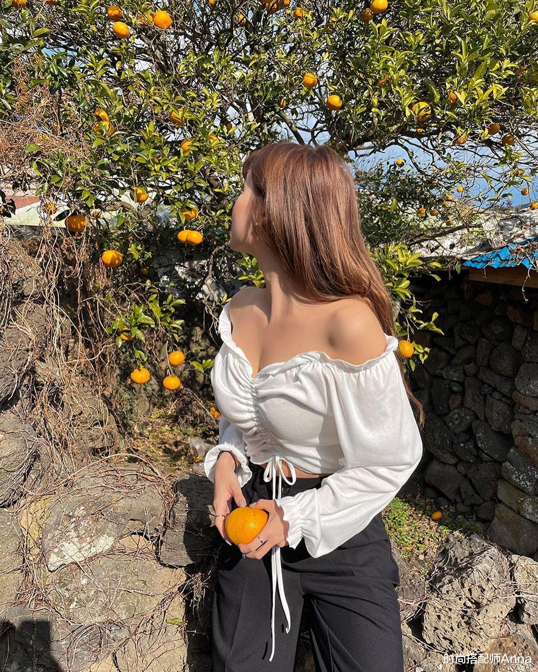 时尚搭配师Anna|和基础款T恤说再见吧，今年夏天更流行挤奶衫，时髦吸睛还撩人