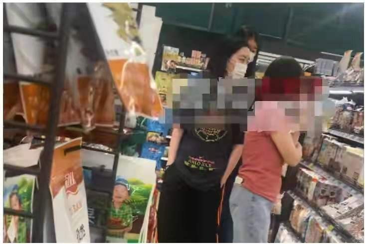 人际关系|15岁李嫣比王菲还潇洒！穿休闲装跟奶奶逛超市，五官像翻版李亚鹏