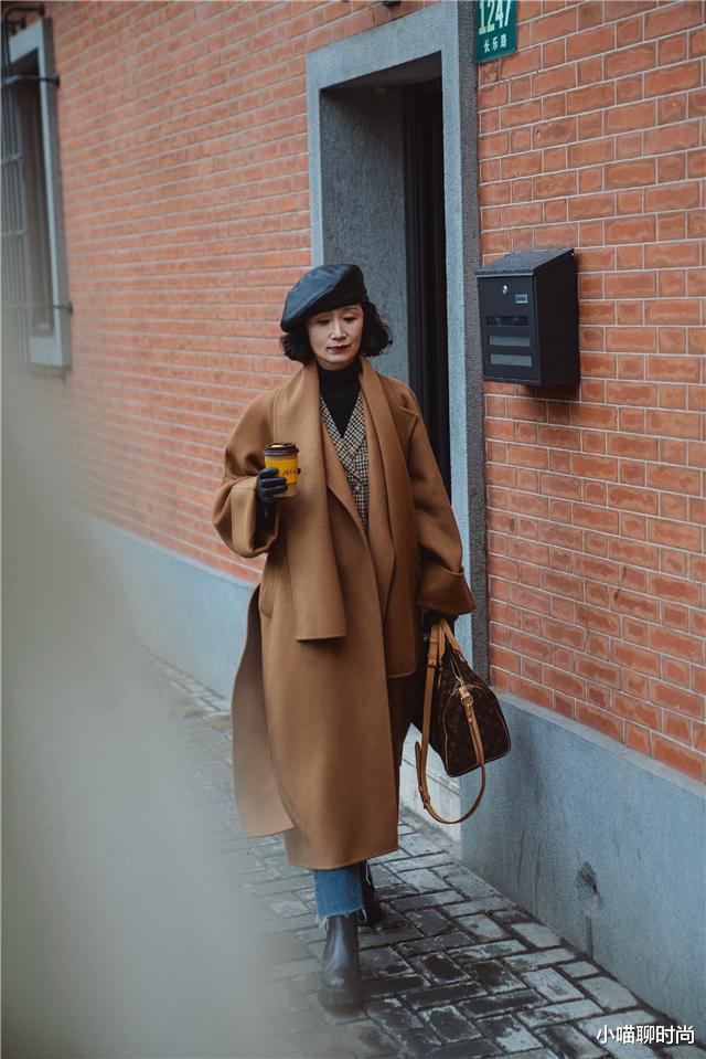 小喵聊时尚 懂打扮的中年女人不显老!3种围巾+帽子的搭配法则,好看又不老气