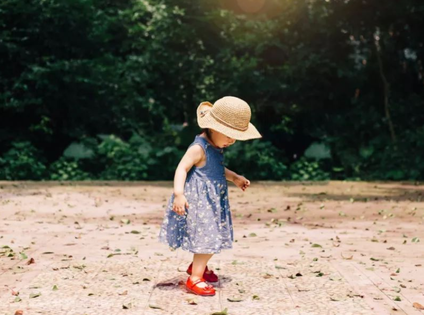 美芽妈妈|小朋友护送怀孕妈妈坐公交，3个行为感动司机，网友：这才是教养