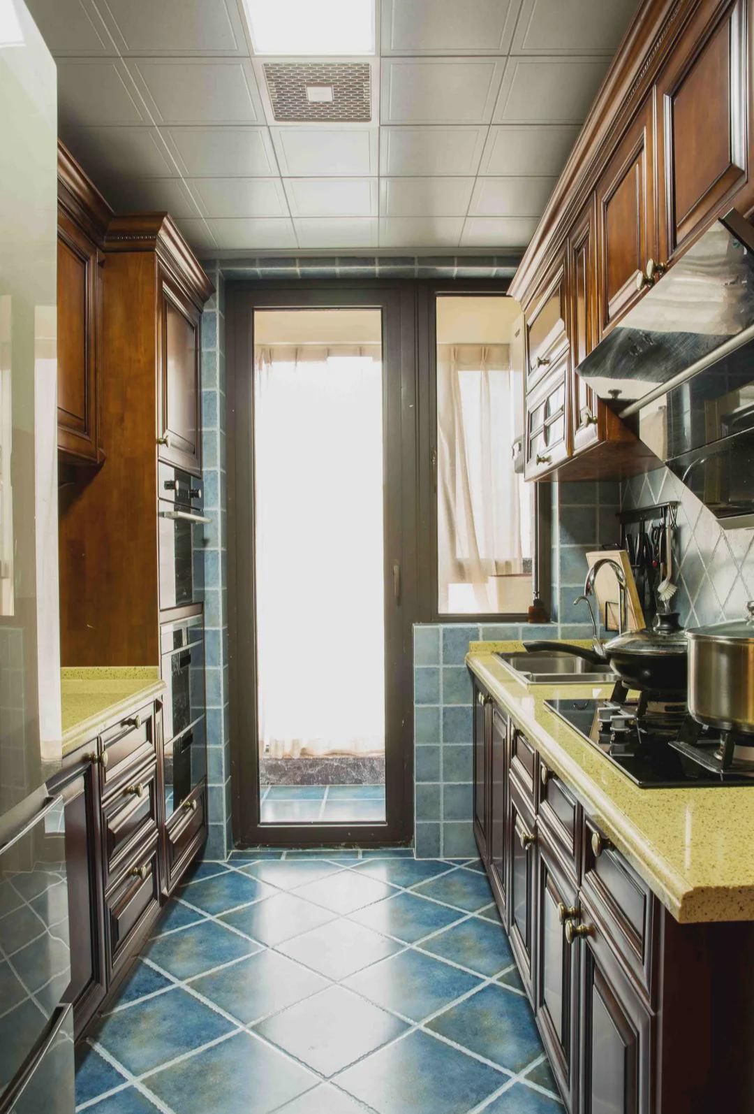 |晒晒120㎡新家,阳台的设计朋友都说好,简单一改就多几排柜子用