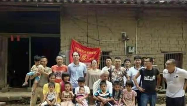 广西 广西第一猛男梁二:娶小30岁娇妻21年生15个孩子走红网络