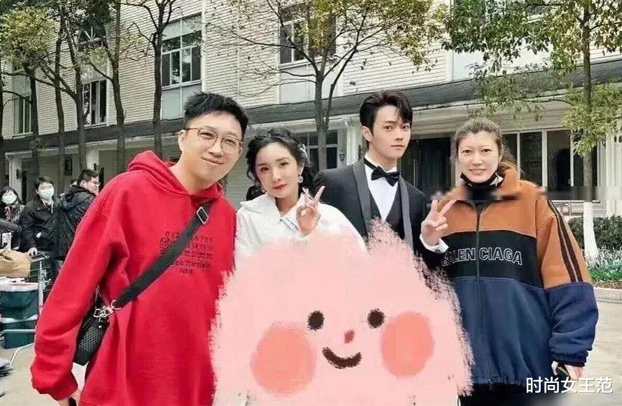 杨幂|杨幂晒于正合照，不修图个个都真实，一看生图已是个中年老阿姨！