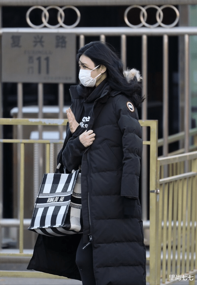 奚梦瑶|奚梦瑶一家三口回澳门过年！与陈小春家聚会，1岁儿子个头真大