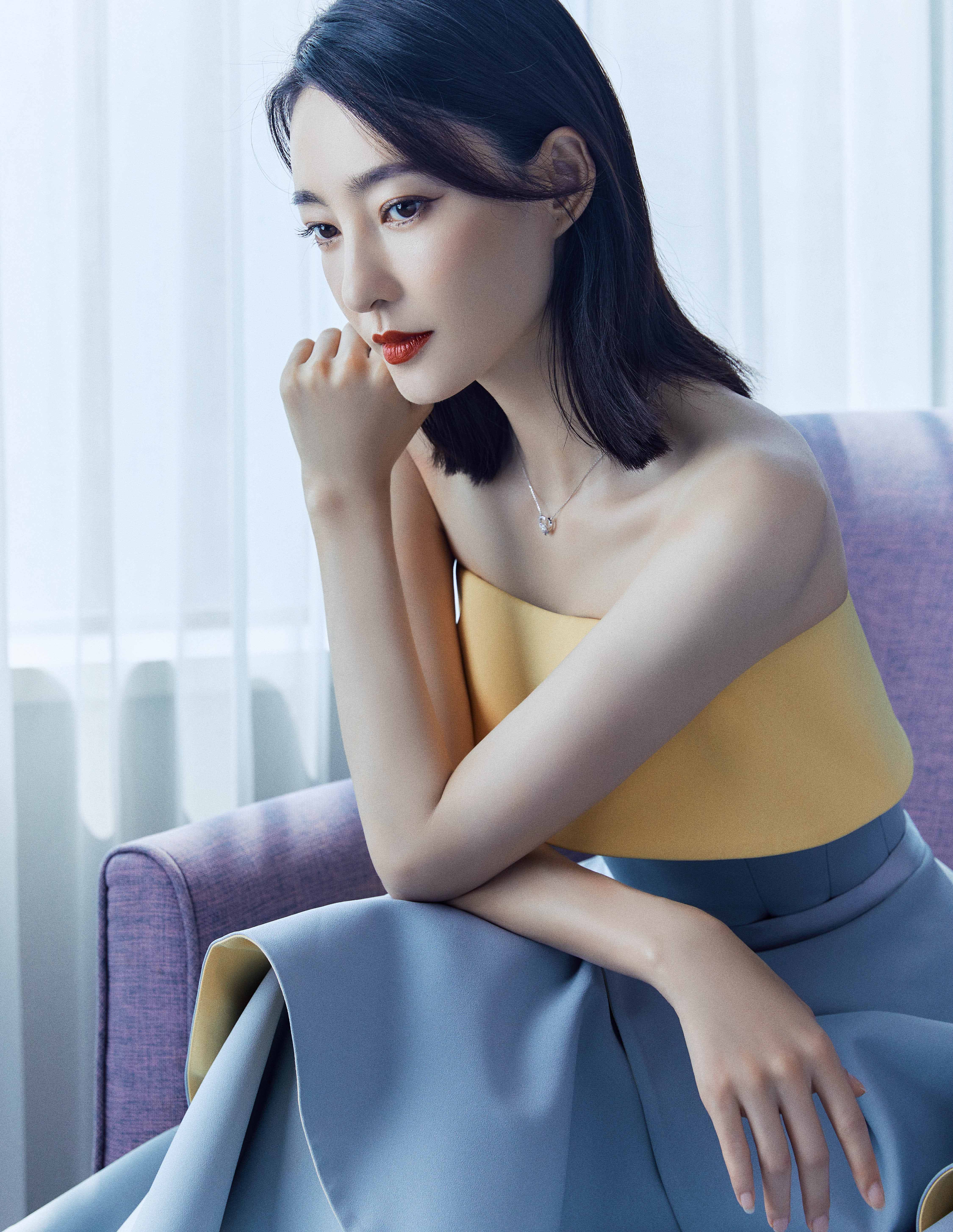 时尚不打羊|36岁王丽坤性感升级，抹胸礼服+缠绕鞋曲线撩人，蚂蚁腰太绝了！