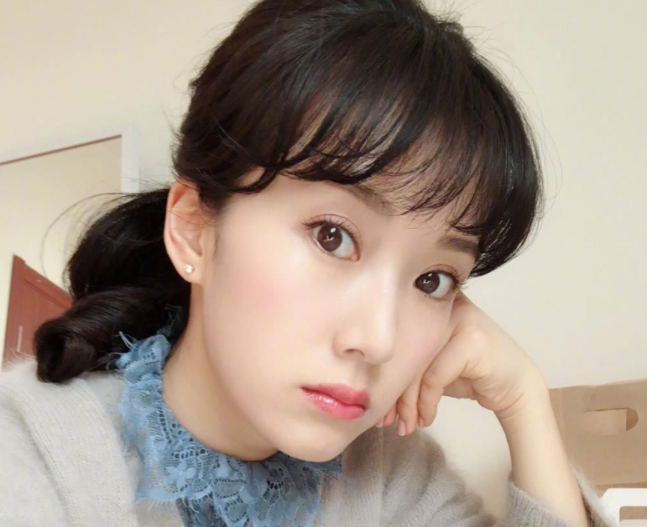 |李念晒出自己住的房子，客厅地面用儿童垫当地毯，一看就是好妈妈