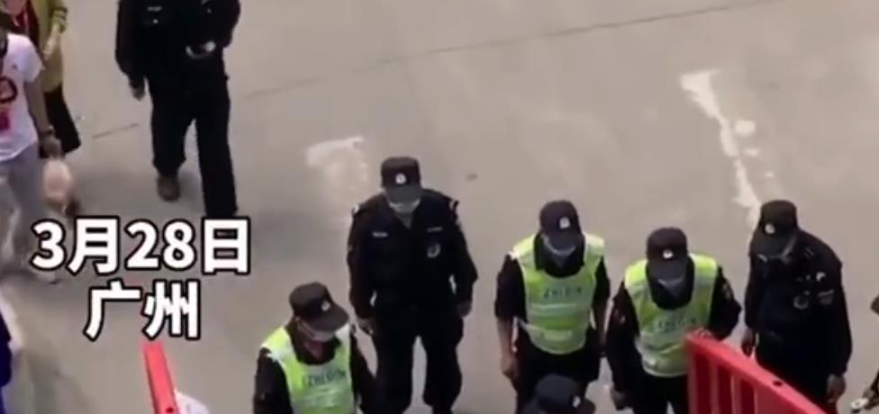 |网红辛巴直播连踹妻子5脚，还将她锁喉放倒在地，女方仍面带微笑