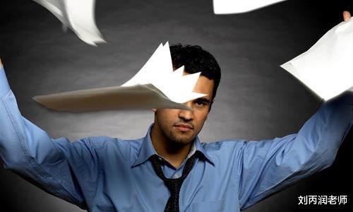 |过去的上司现在是下属，可每次见面还是喊我“小张”， 怎么办？