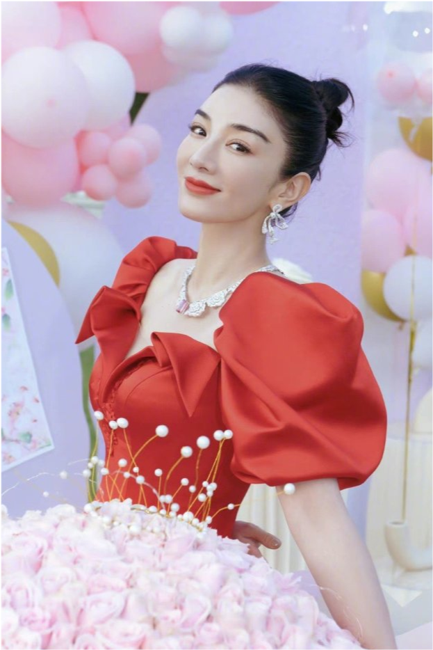 时尚风行派|黄奕44岁生日难得高调一回！穿“中国红”裙美回巅峰，女儿颜值大逆袭