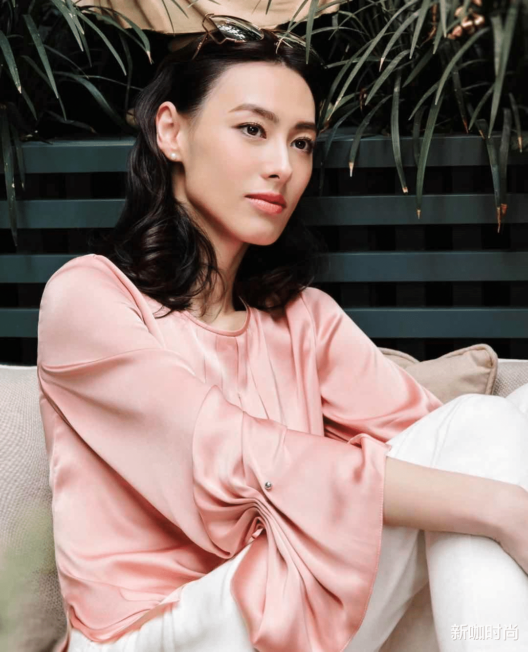 新咖时尚|田朴珺深谙高级感真谛，简约灰裙效果不简单，“优雅阔太范”满分