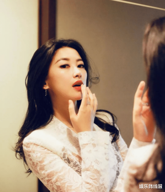 朱珠|朱珠的放纵情史，与世界顶级富豪擦肩而过，靠美貌征服了5个男人