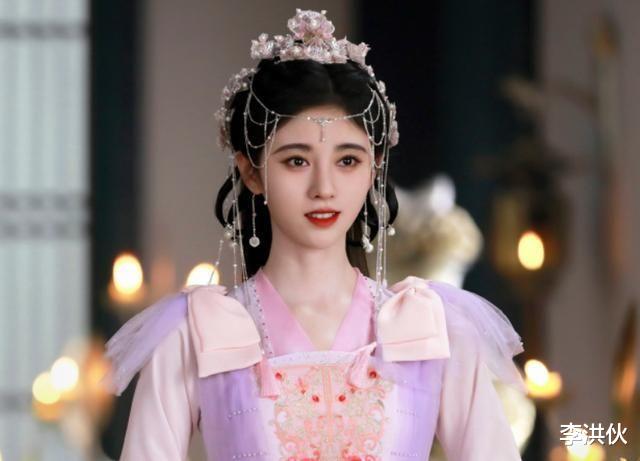 郭珍霓|同样头饰繁琐，为何她能做到艳而不俗、动而不乱？