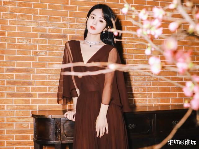 赵丽颖|赵丽颖有多保守？哪怕放弃红毯焦点的机会，也要把礼服缝起来！