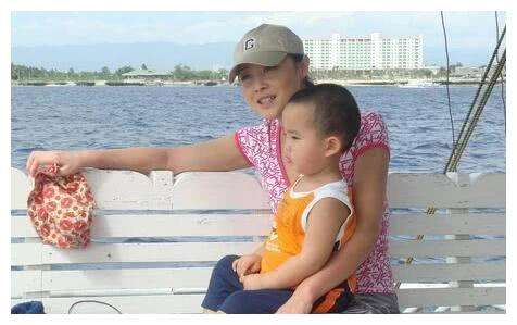 刘蓓|刘蓓：三婚再嫁张健，亲儿子是她的开心果，大明星继子却让她苦恼