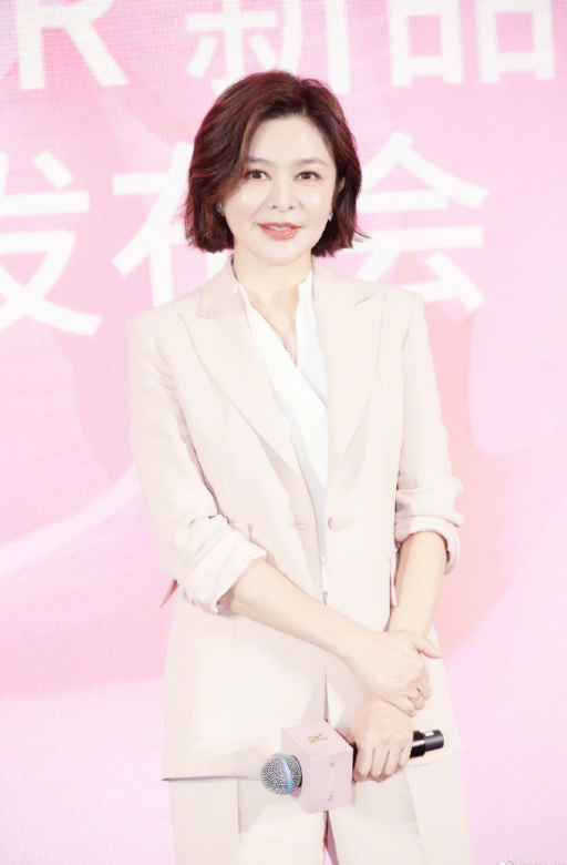 何有强|关之琳虽是“大妈的年纪”，打扮很新潮，大衣配印花套装潇洒干练