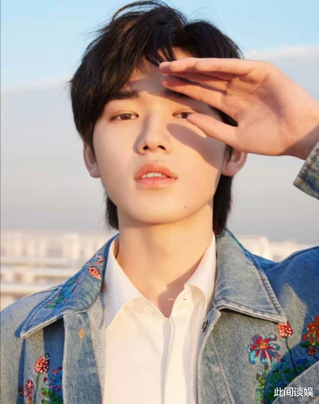 马嘉祺|时代少年团五人发文迎接十二月，马嘉祺拍照风格独特，宋亚轩文案可爱