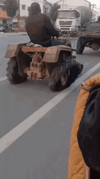 大城小乐故事 “女孩啊，这就是找个没车男友的后果！”下雨天都没眼看了...哈哈哈