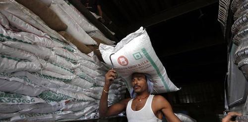 小妃旅 港口堆积如山，损失300万吨货物，孟国笑称：感谢让出中国市场