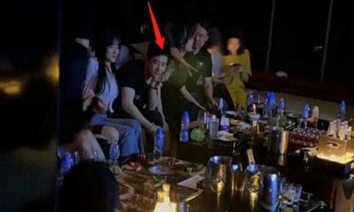 黄晓明|黄晓明酒吧嗨玩至凌晨 他和老婆baby杨颖be了吗