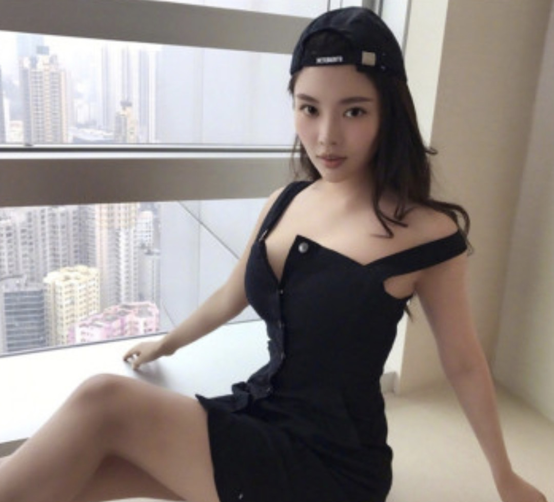 徐冬冬|徐冬冬化身黑天鹅，婀娜曲线尽显雪肌迷人，网友：这身材让人羡慕