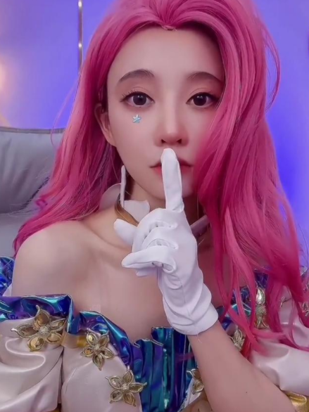 冯提莫|冯提莫cos星籁歌姬，粉色长发化身逐梦音乐人，网友：有被美到