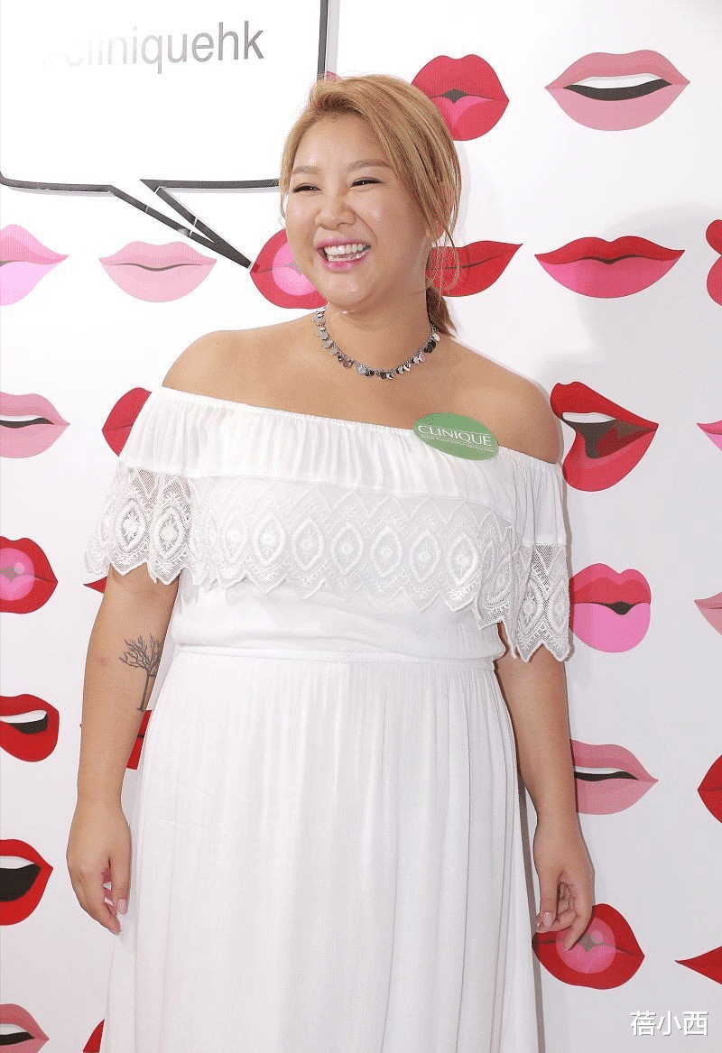 蓓小西 郑欣宜180斤又怎样？穿白色露肩连衣裙自信满满，照样美得出众