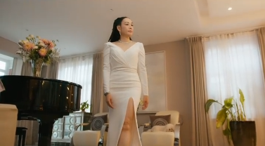 钟丽缇|51岁钟丽缇晒庆生照，和张伦硕贴脸合影秀恩爱，结婚五年仍未孕